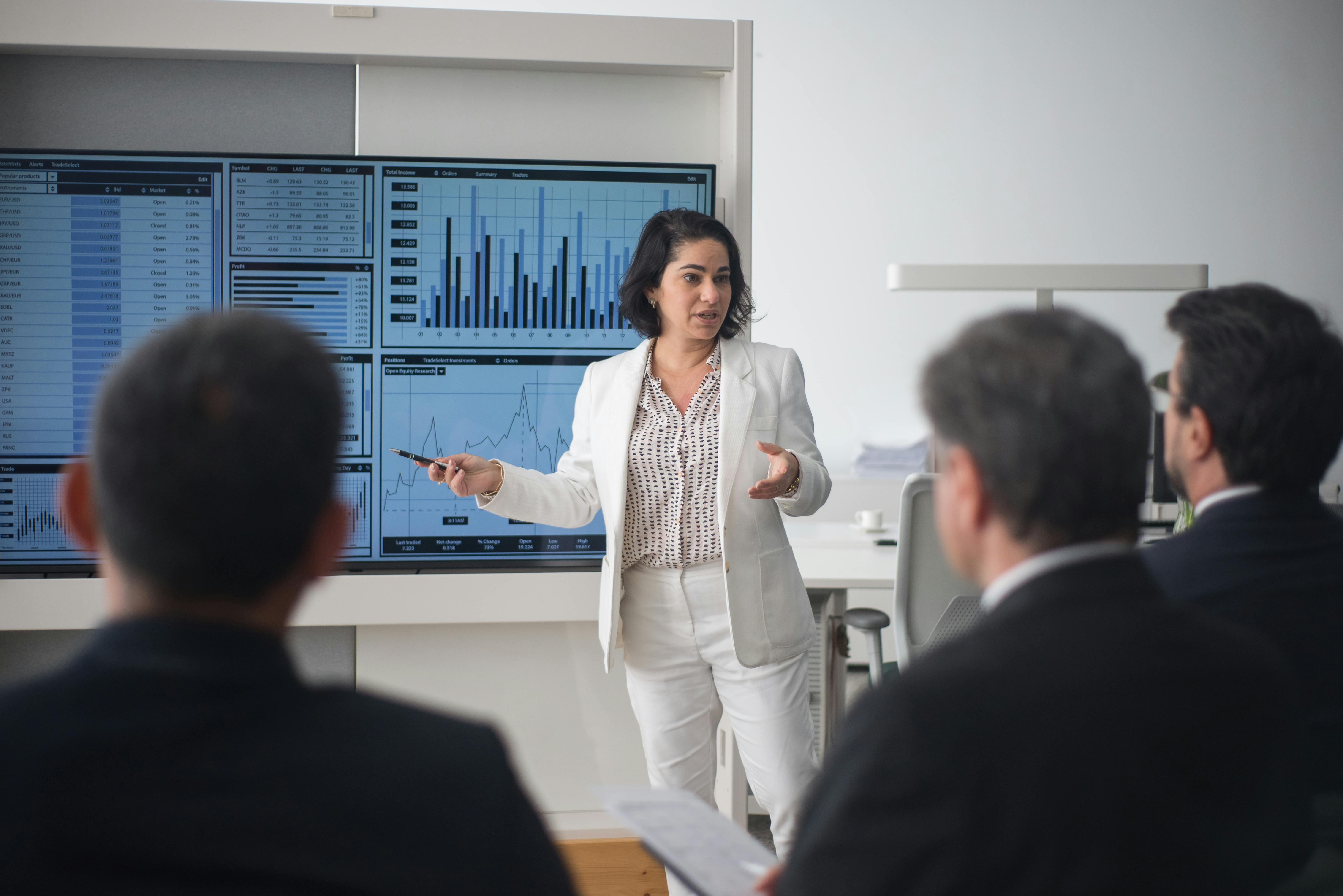 Data analytics platform with interactive visualizations